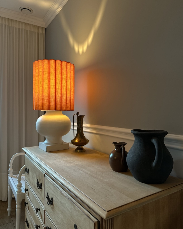 Pomarańczowy lniany abażur tuba 35 cm ONDE - aranżacja