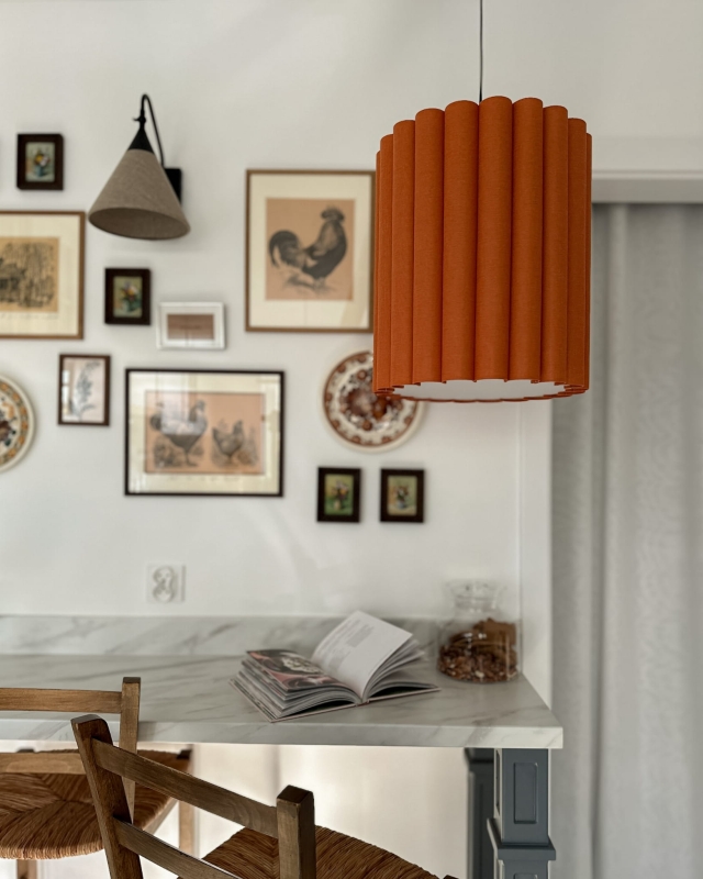 Pomarańczowa lampa wisząca z lnianym abażurem ONDE I - aranżacja