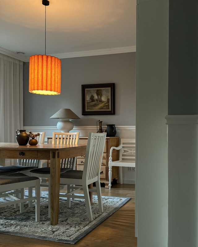 Pomarańczowa lampa wisząca z lnianym abażurem ONDE I - aranżacja