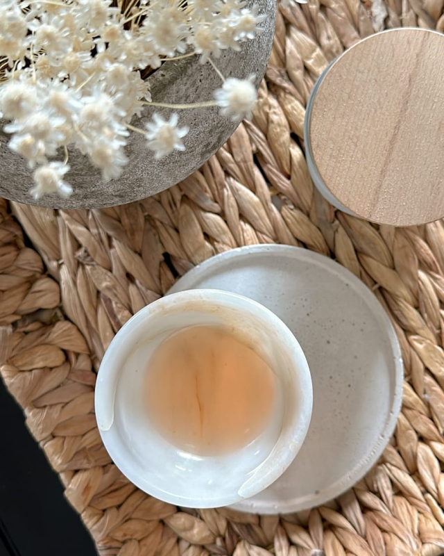 Biały kominek zapachowy z marmuru na wosk zapachowy MARBEA - rozpuszczony wosk zapachowy w zdejmowanej miseczce.