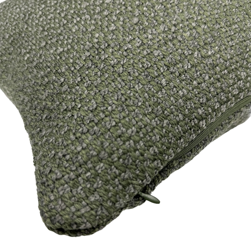 Butelkowozielona poduszka z plecionki 30x45 cm - detal