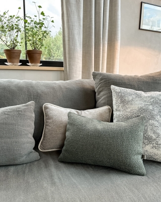 Butelkowozielona poduszka z plecionki 30x45 cm - aranżacja