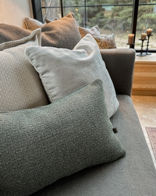 Butelkowozielona poduszka z plecionki 30x45 cm - aranżacja