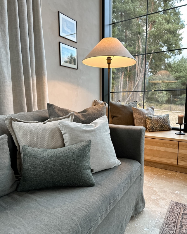 Butelkowozielona poduszka z plecionki 30x45 cm - aranżacja