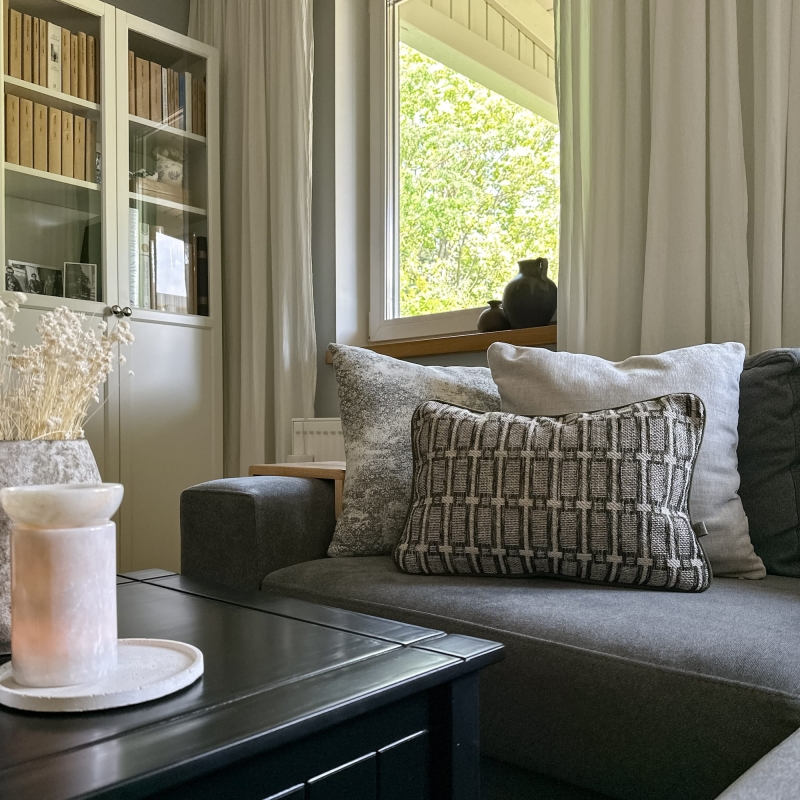 Mała zielona poszewka z geometrycznym wzorem ALOE 30x45 cm - aranżacja