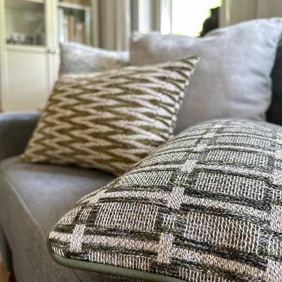 Mała zielona poszewka z geometrycznym wzorem ALOE 30x45 cm - aranżacja