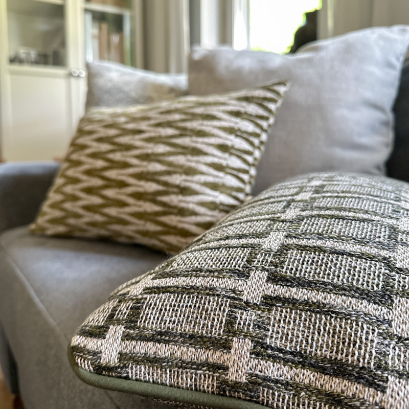 Mała zielona poszewka z geometrycznym wzorem ALOE 30x45 cm - aranżacja