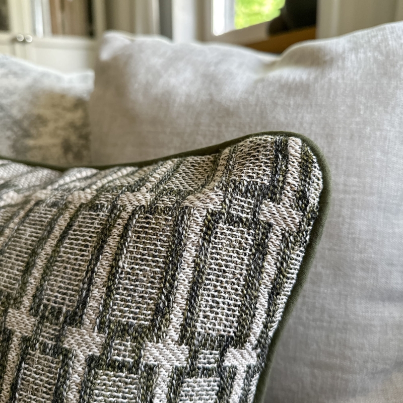 Mała zielona poszewka z geometrycznym wzorem ALOE 30x45 cm - aranżacja