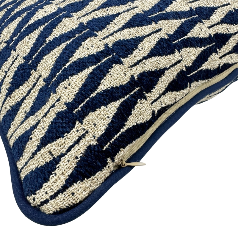 Mała granatowa poszewka na poduszkę ze geometrycznym wzorem VERSO II - 30x45 cm - detal