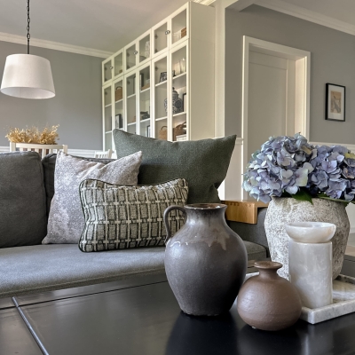 Mała zielona poszewka z geometrycznym wzorem ALOE 30x45 cm - aranżacja