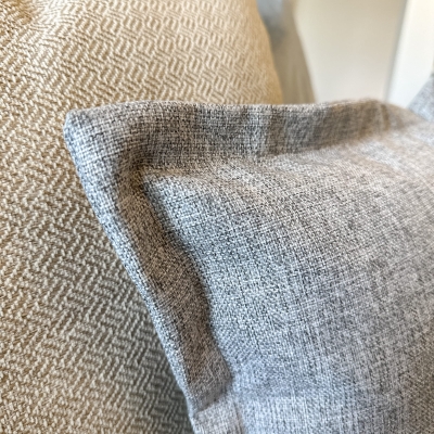 Szara poszewka na poduszkę z delikatnym splotem GRIS 45x45 cm - detal