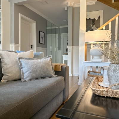 Szara poszewka na poduszkę z delikatnym splotem GRIS 30x45 cm - aranżacja