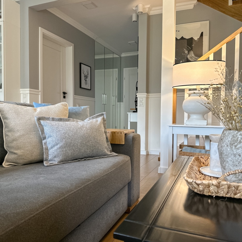 Szara poszewka na poduszkę z delikatnym splotem GRIS 30x45 cm - aranżacja