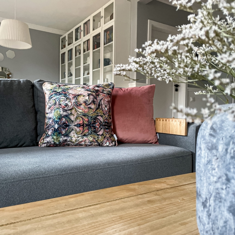 Wielokolorowa poszewka na poduszkę z abstrakcyjnym wzorem MONDE 45x45 cm - aranżacja