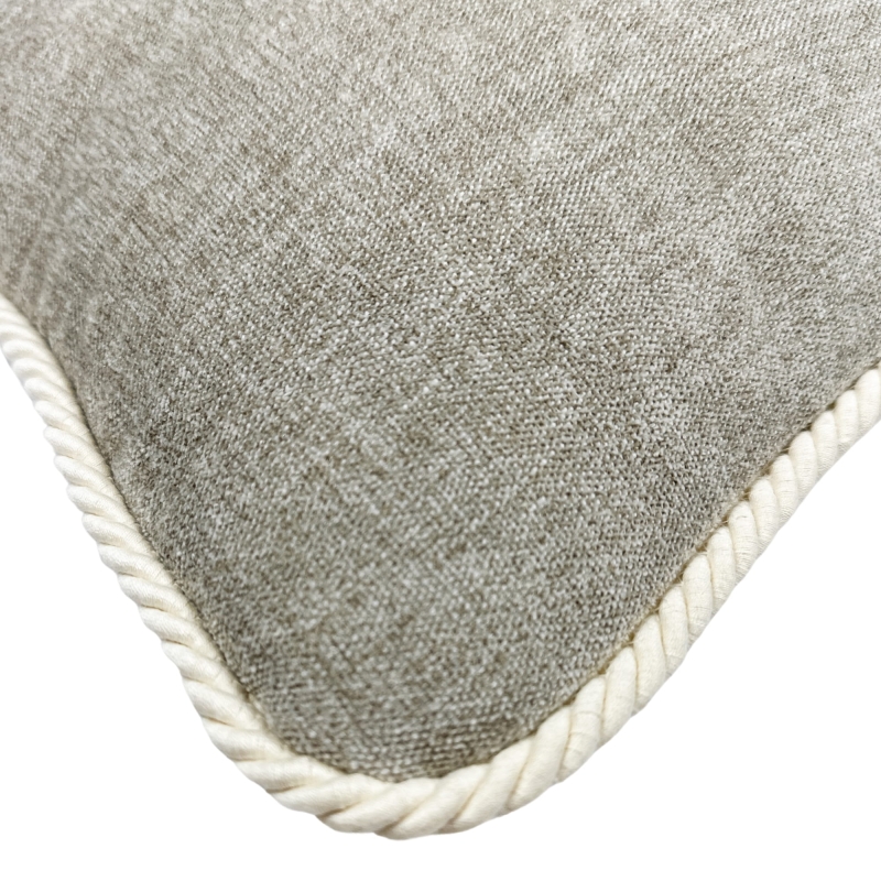 Szarobeżowa poszewka szenilowa z ozdobnym sznurem PUCH 30x45 cm - detal