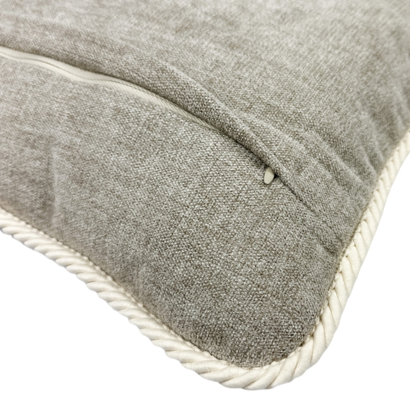 Szarobeżowa poszewka szenilowa z ozdobnym sznurem PUCH 30x45 cm - detal