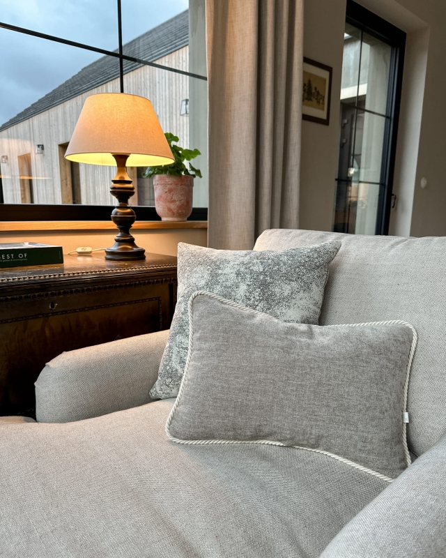 Szarobeżowa poszewka szenilowa z ozdobnym sznurem PUCH 30x45 cm - aranżacja