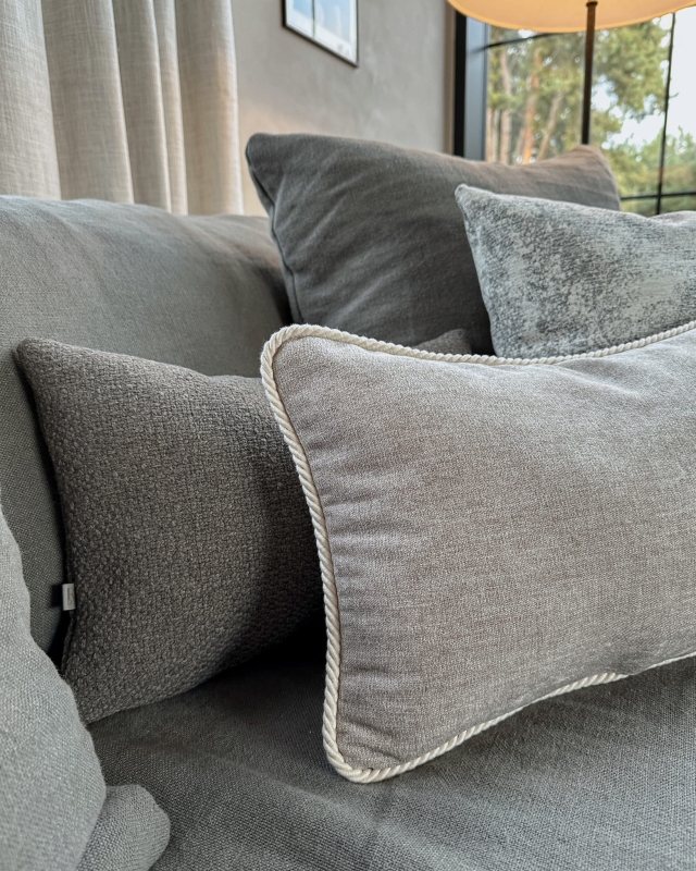 Szarobeżowa poszewka szenilowa z ozdobnym sznurem PUCH 30x45 cm - aranżacja