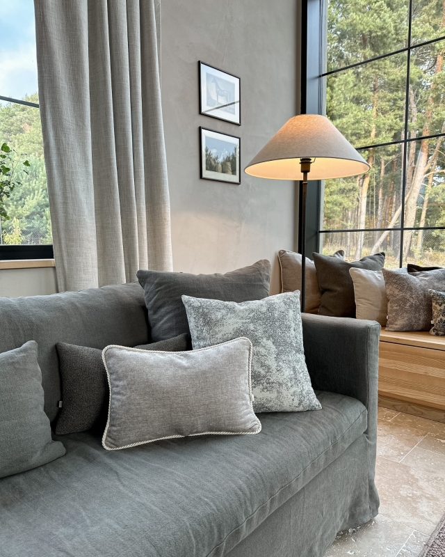 Szarobeżowa poszewka szenilowa z ozdobnym sznurem PUCH 30x45 cm - aranżacja