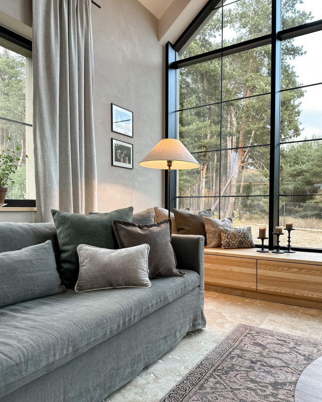 Szarobeżowa poszewka szenilowa z ozdobnym sznurem PUCH 30x45 cm - aranżacja