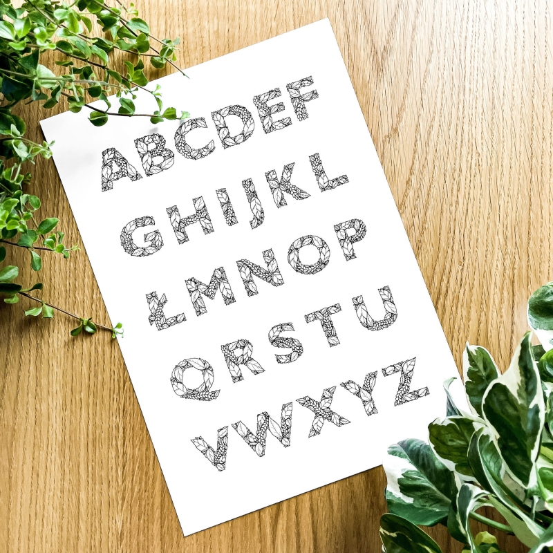 Plakat roślinny z alfabetem.