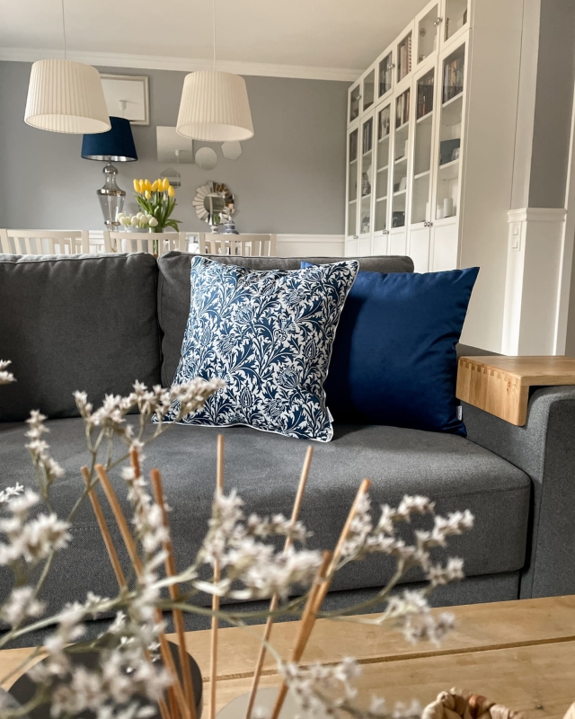 Granatowa poszewka welurowa BASE 45x45 cm - aranżacja