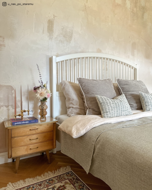 Duża szarobeżowa narzuta na łóżko podwójne MIST - aranżacja