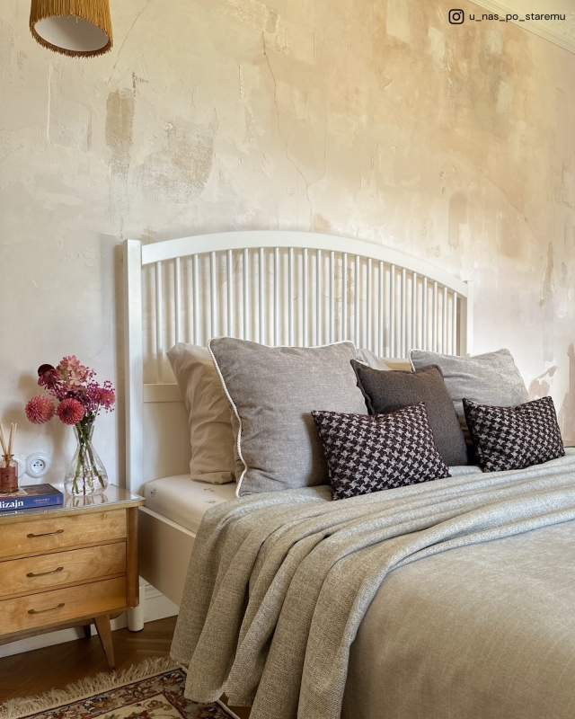 Duża szarobeżowa narzuta na łóżko podwójne MIST - aranżacja