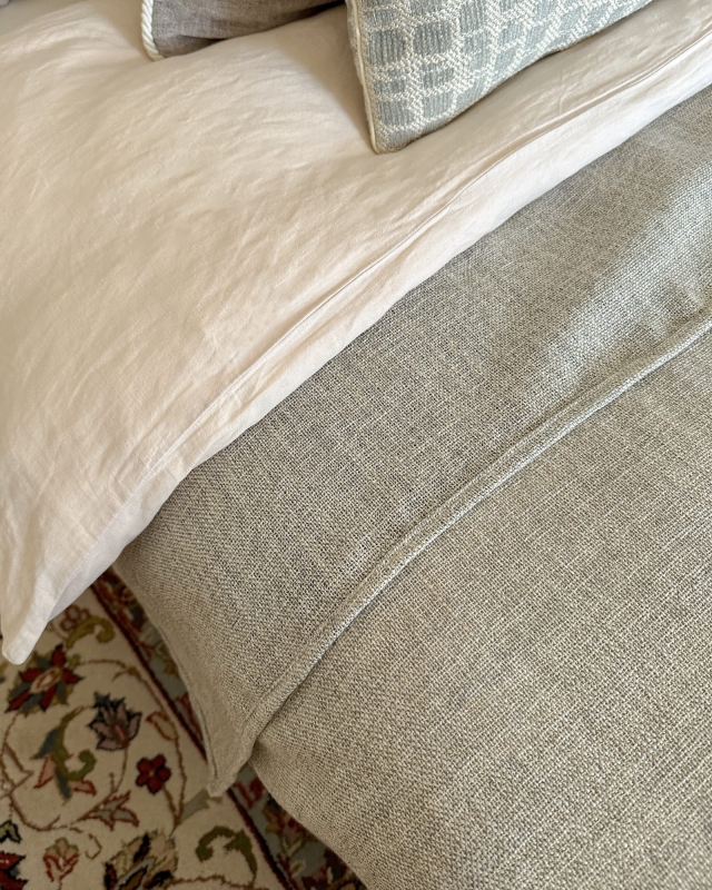 Duża szarobeżowa narzuta na łóżko podwójne MIST - aranżacja