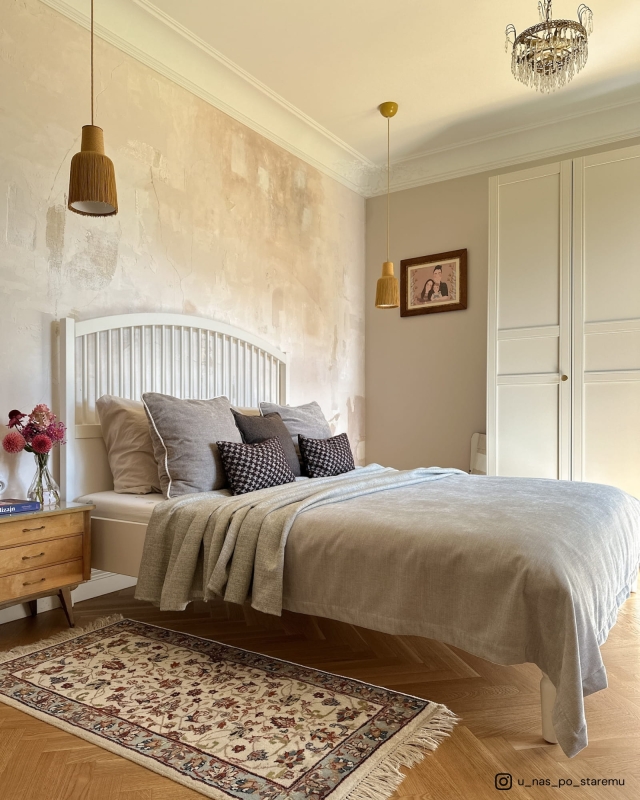 Szarobeżowa narzuta na łóżko szenilowa KLASYK - aranżacja