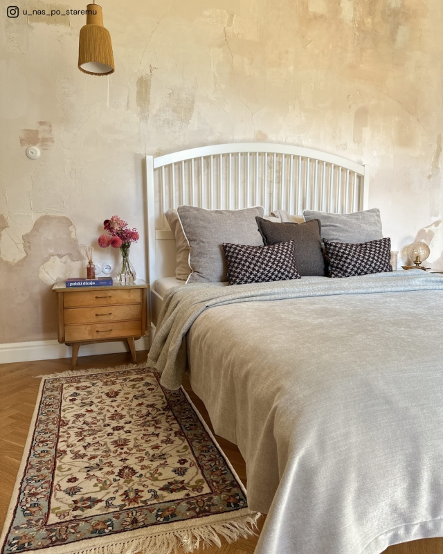 Szarobeżowa narzuta na łóżko szenilowa KLASYK - aranżacja