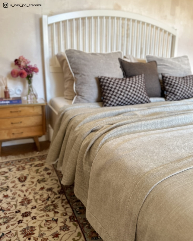 Szarobeżowa narzuta na łóżko szenilowa KLASYK - aranżacja