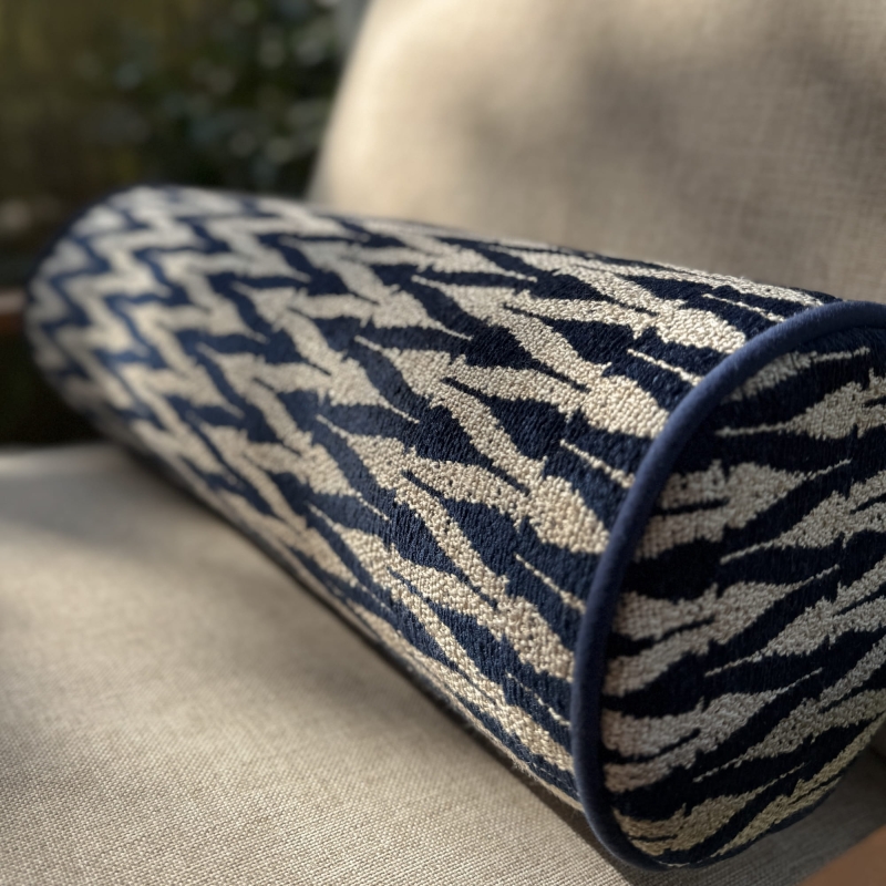 Granatowa poduszka wałek w geometryczny wzór VERSO II - detal