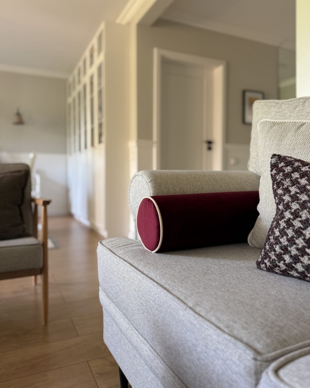 Bordowa poduszka wałek w odcieniu burgundu BASE VELVET - aranżacja.