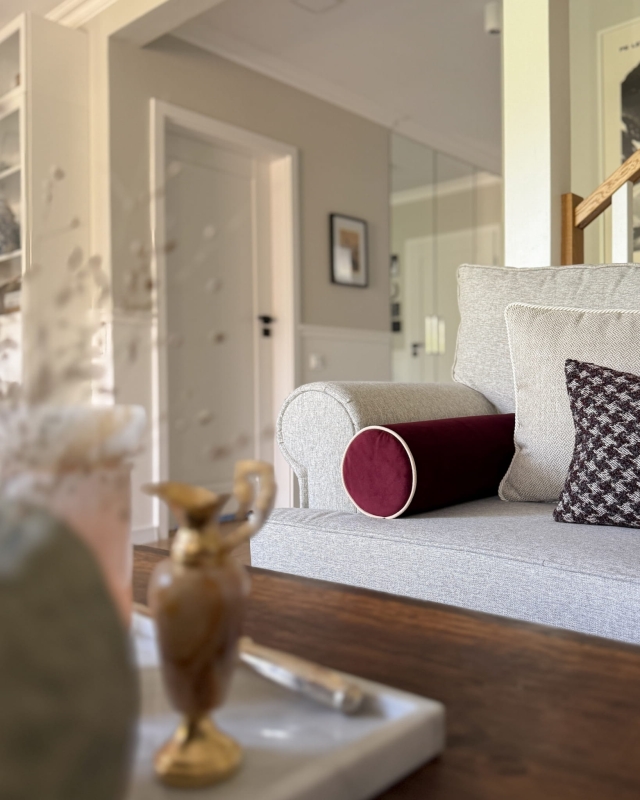 Bordowa poduszka wałek w odcieniu burgundu BASE VELVET - aranżacja.