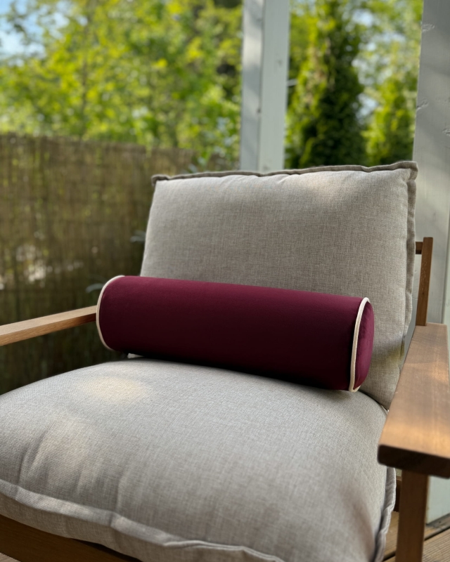 Bordowa poduszka wałek w odcieniu burgundu BASE VELVET - aranżacja.