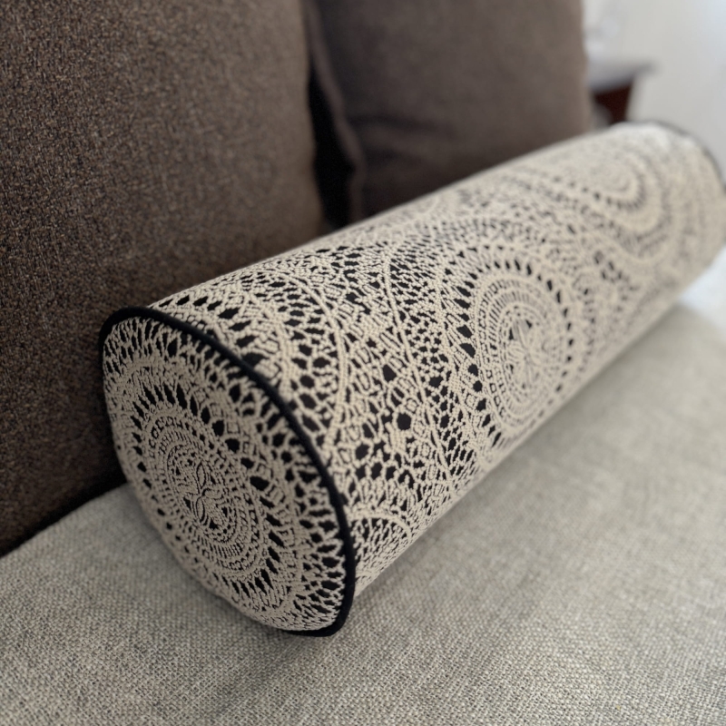 Żakardowa czarno-kremowa poduszka wałek RINA - detal.
