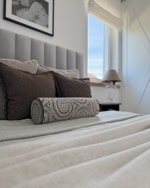 Żakardowa czarno-kremowa poduszka wałek RINA - aranżacja.