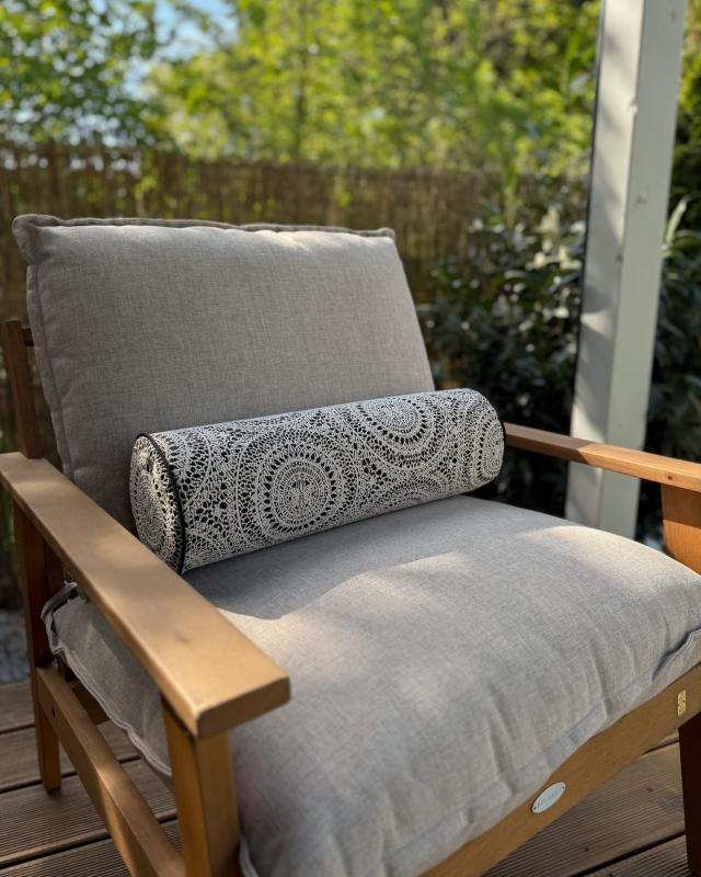 Żakardowa czarno-kremowa poduszka wałek RINA - aranżacja.