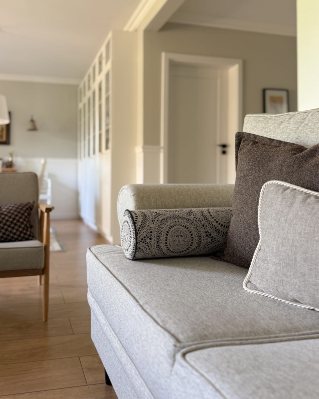 Żakardowa czarno-kremowa poduszka wałek RINA - aranżacja.