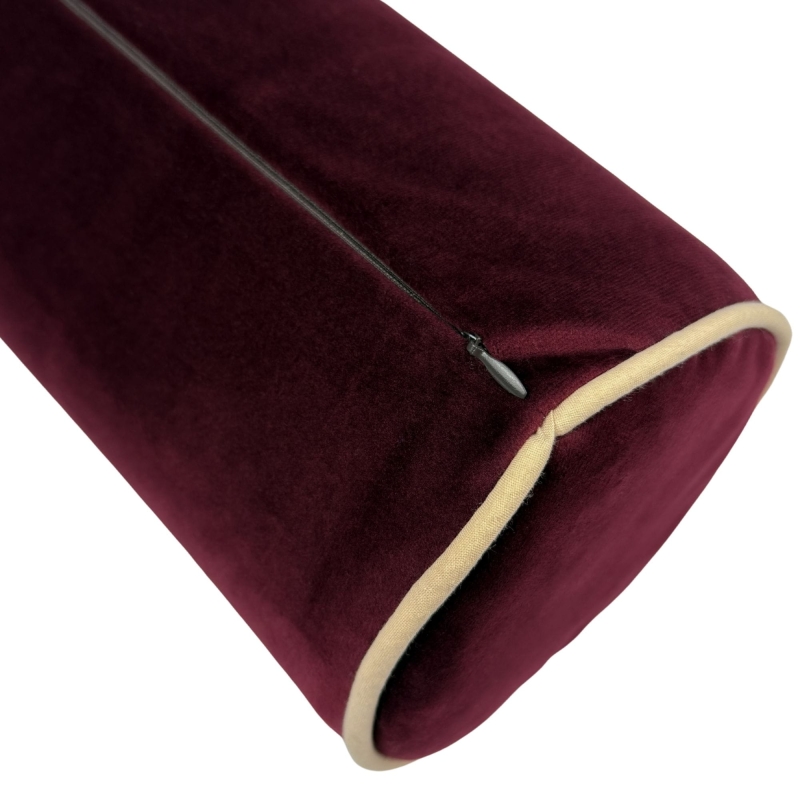 Bordowa poduszka wałek w odcieniu burgundu BASE VELVET - detal.