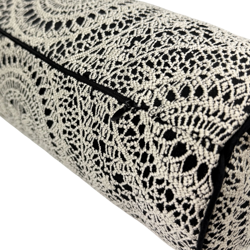 Żakardowa czarno-kremowa poduszka wałek RINA - detal