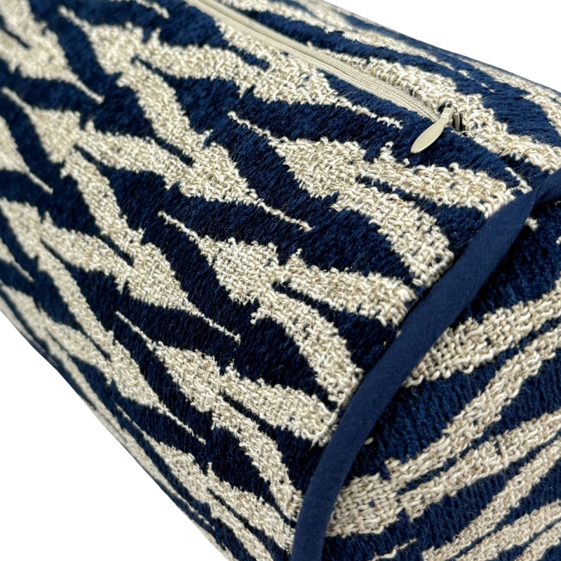 Granatowa poduszka wałek w geometryczny wzór VERSO II - detal