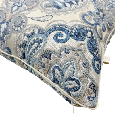 Niebieska poszewka na poduszkę z ornamentowym wzorem LUNA 45x45 cm - detal