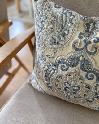 Niebieska poduszka z ornamentowym wzorem LUNA 45x45 cm - detal