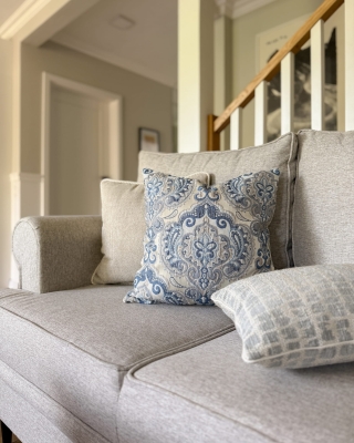 Niebieska poduszka z ornamentowym wzorem LUNA 45x45 cm - aranżacja