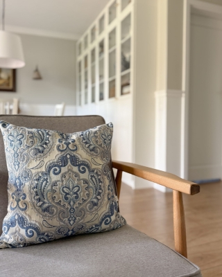 Niebieska poduszka z ornamentowym wzorem LUNA 45x45 cm - aranżacja