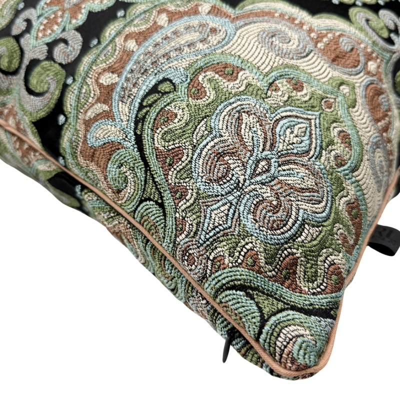 Poszewka na poduszkę z wielokolorowym, ornamentowym wzorem na czarnym tle ZORI - detal