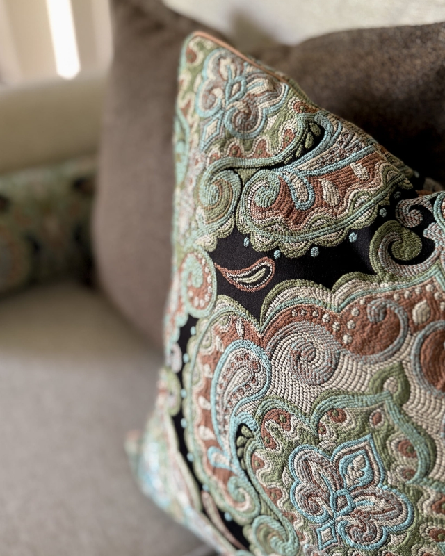 Poduszka z wielokolorowym, ornamentowym wzorem na czarnym tle ZORI - aranżacja