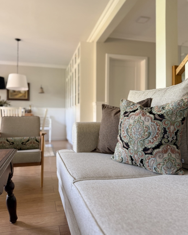 Poduszka z wielokolorowym, ornamentowym wzorem na czarnym tle ZORI - aranżacja